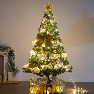 Luxuriöser künstlicher Weihnachtsbaum mit warmer Beleuchtung und goldener Dekoration