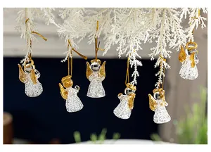 Set aus funkelnden Kristallengel-Anhängern an weißen dekorativen Zweigen für Weihnachten