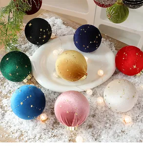 Detalle de bolas de Navidad de terciopelo de 8 cm con estrellas doradas en nieve