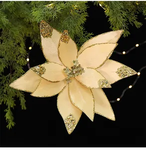 Detail einer eleganten künstlichen Poinsettie in Champagner mit goldenem Glitzer