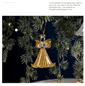 Detailaufnahme eines Kristallglas-Engels mit goldenem Glitzer an einem Weihnachtsbaum