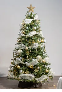 Vista detallada de un árbol de Navidad de PE y PVC con adornos dorados y plateados