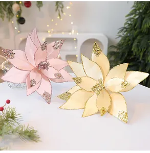 Nahaufnahme von künstlichen rosa und cremefarbenen Poinsettien mit Glitzer für Weihnachten