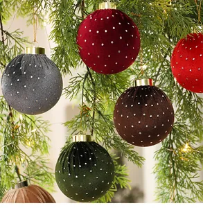 Bolas de Navidad de terciopelo con lunares colgadas en un abeto decorado festivo