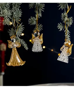 Detaillierte Ansicht von Glasengel-Weihnachtsschmuck mit goldenen Glitzerakzenten