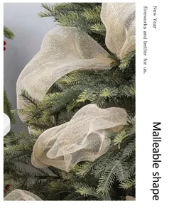 Detalle de cinta de malla de PP dorada con hilo de purpurina en un árbol de Navidad