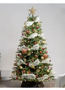 Árbol de Navidad de lujo decorado con bolas rojas y doradas y cintas de malla blanca