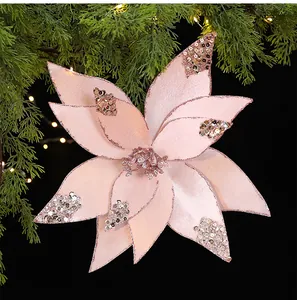 Detailansicht einer rosa glitzernden künstlichen Blume für den Weihnachtsbaumschmuck.