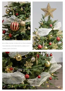 Vista detallada de un árbol de Navidad de PE y PVC con adornos rojos y dorados