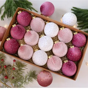 Bolas de Navidad festivas de terciopelo con estrellas doradas en una caja de regalo decorativa