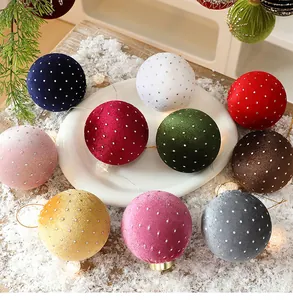 Primer plano de bolas de Navidad de terciopelo multicolor con puntos de estrellas brillantes