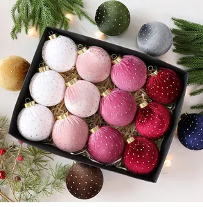 Primer plano de lujosas bolas de Navidad de terciopelo con estrellas de plata en caja