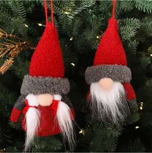 Vue détaillée d'ornements de gnomes de Noël rouges faits à la main sur un sapin de pin