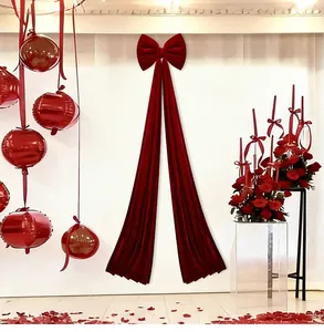 Grand nœud en velours bordeaux avec rubans pour décoration romantique de la Saint-Valentin.