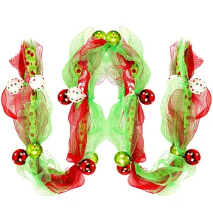 Detailaufnahme der 274 cm langen Weihnachtsguirlande mit rot-grünen Bändern und Kugeln