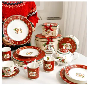 Elegante set di stoviglie natalizie in ceramica con illustrazioni di gnomi festivi e scatole