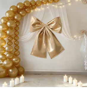 Grand nœud en velours doré suspendu pour décoration d'intérieur dans une scène de fête