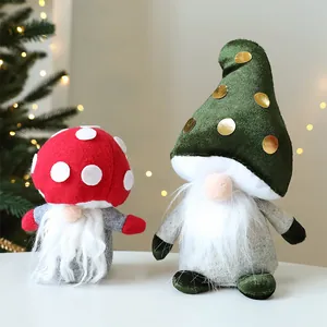 Vue détaillée de gnomes de Noël en peluche avec chapeaux champignon et paillettes
