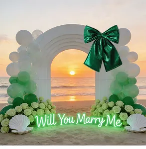 Grand pendentif nœud en velours vert dans une scène de demande en mariage romantique