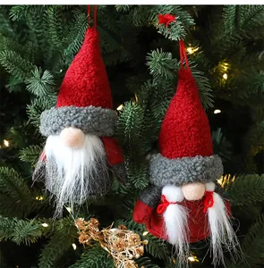 Gros plan de décorations de nains de Noël avec des chapeaux rouges et des barbes blanches douces.