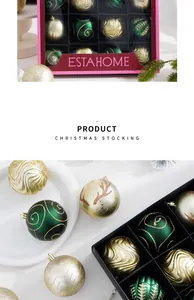 Vue détaillée de boules de Noël vertes et dorées avec des motifs complexes