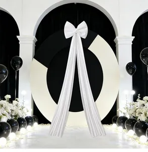 Décoration grand nœud en velours blanc pour fête avec d'élégants rubans tombants