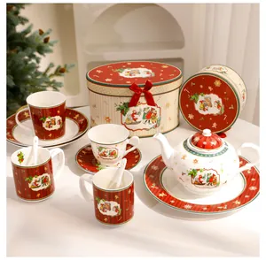 Elegante set di stoviglie natalizie in ceramica con teiera, tazze e scatole regalo.