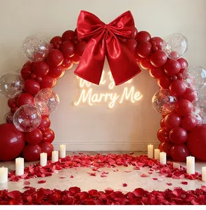 Gros plan d'un grand nœud en velours rouge sur une arche de ballons romantique