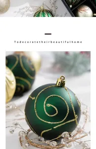 Gros plan d'une boule de Noël vert mat avec une spirale élégante en paillettes dorées