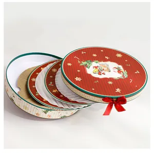 Dettaglio della confezione regalo natalizia in ceramica con fiocco rosso e coperchio