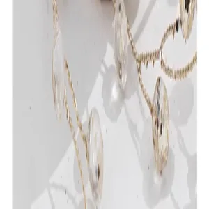 Détail macro d'ornaments de Noël en forme de goutte clairs avec feuilles d'or