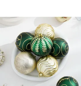 Vue détaillée d'élégantes boules de Noël pailletées vert et or sur assiette blanche