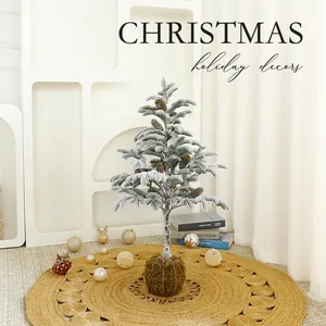 Decoratieve ceder kerstboom met sneeuw, dennenappels en een basis van mos.