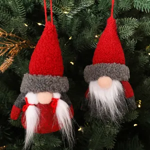 Paire d'ornements en peluche de gnomes de Noël suspendus à l'arbre avec lumières