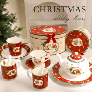 Elegante set di stoviglie in ceramica natalizia con illustrazioni festive e strisce rosse