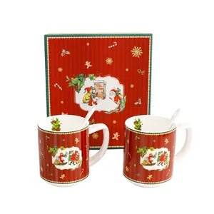 Set regalo di tazze di Natale in ceramica con illustrazioni festive di Babbo Natale