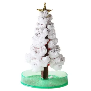Árbol de Navidad mágico con cristales de nieve blancos y estrella dorada.
