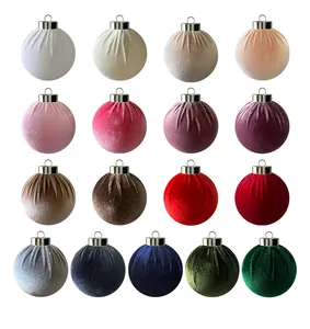 Gedetailleerd overzicht van diverse fluwelen kerstballen in verschillende kleuren decor