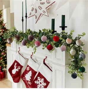 Close-up van elegante fluwelen kerstballen die aan een feestelijke slinger hangen