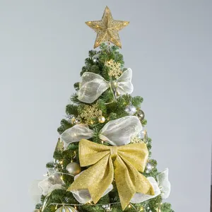 Vollständig dekorierter PVC-Weihnachtsbaum mit goldener Spitze und Glitzerschleifen