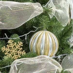 Luxuriöser grüner PVC-Weihnachtsbaum geschmückt mit gold und silbernen Ornamenten