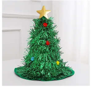 Festlicher grüner Lametta-Weihnachtsbaumhut mit goldenem Stern und bunten Pompons.