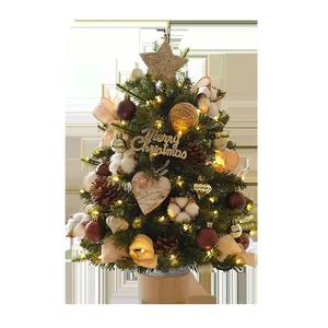 Mini geschmückter Weihnachtsbaum mit warmen LED-Lichtern und Naturholzsockel für den Tisch