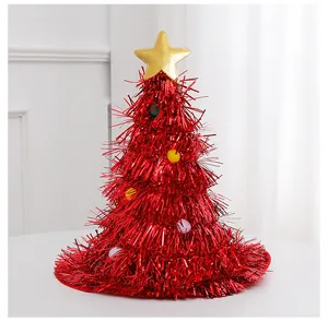 Detailansicht einer roten Weihnachtsbaum-Mütze mit Goldstern und bunten Pompons.