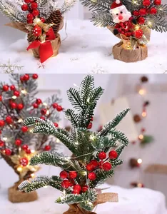 Gedetailleerd zicht op een besneeuwde mini kerstboom met rode bessen en kerstverlichting