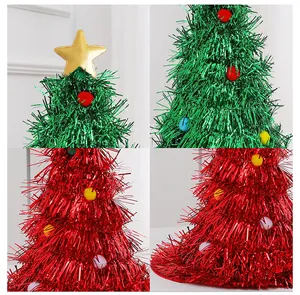Detailansicht von grünen und roten Tannenbaum-Hüten mit Lametta und bunten Pompons.