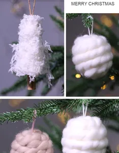 Primer plano de adornos navideños con árbol de plumas y bolas de lana suave