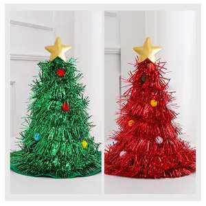 Detailansicht der flauschigen grünen und roten Weihnachtsbaum-Hüte mit Goldsternen
