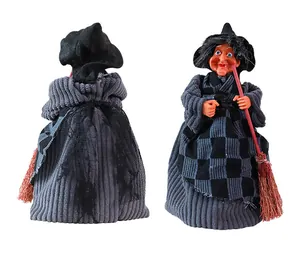 Vue avant et arrière d'une figurine de sorcière d'Halloween avec balai et dentelle
