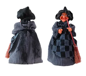 Vues détaillées de face et de dos d'une poupée de sorcière d'Halloween avec un balai